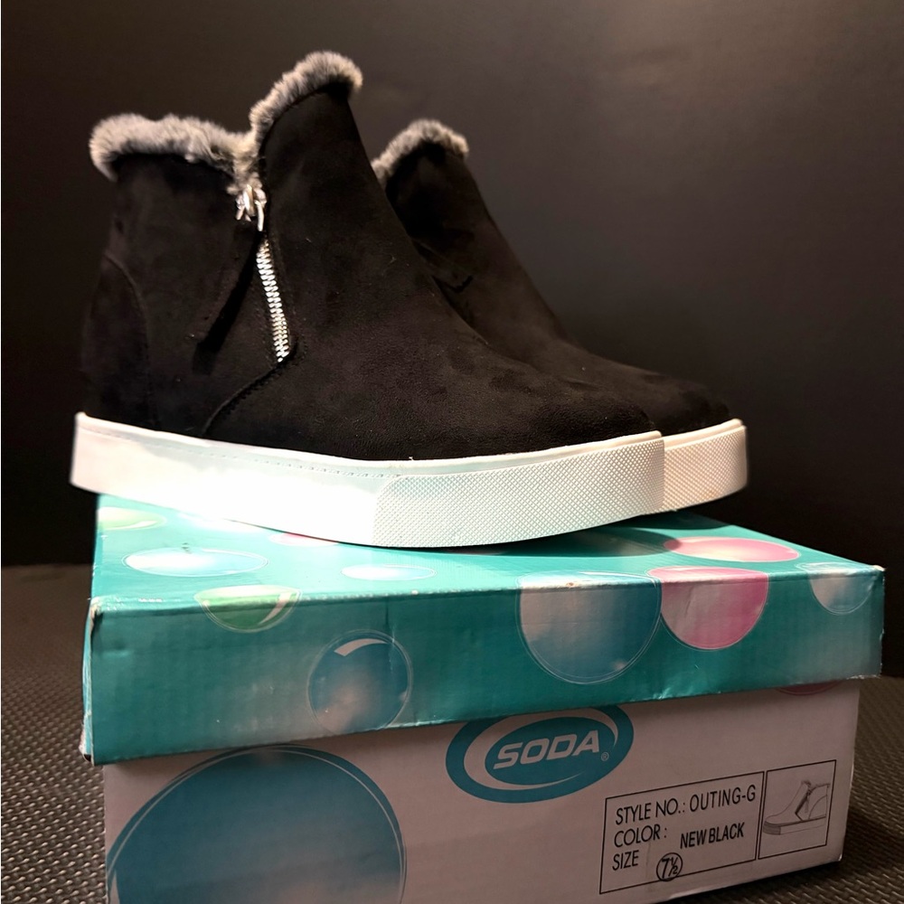 Soda Women's Black Causal Shoes with Faux Fur Trim